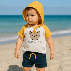 “Little and Loved” Sarı Kapüşonlu Erkek Bebek Takımı