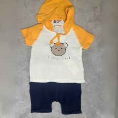 “Little and Loved” Sarı Kapüşonlu Erkek Bebek Takımı