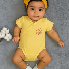 Sarı Kısa Kollu Bebek Zıbın – Minimal Doğa Nakışlı